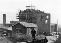 847916 Gezicht op de bouw van de rooms-katholieke Gedachteniskerk aan de Herenstraat te Rhenen.